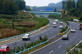 路虎狂按喇叭请求超车，女司机装聋作哑？结果悲剧了？图片