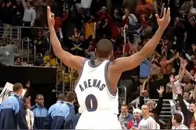 对飙科比的勇士名宿，遭尼克杨侮辱，阿里纳斯背10万美金找其单挑图片