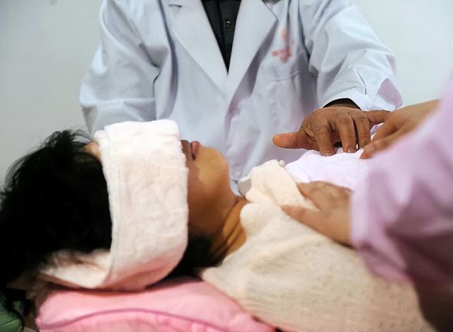 90后小伙子当催乳师，一天服务十几位女性，每月稳赚30000元