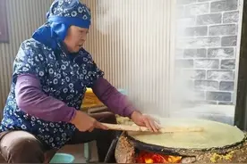 烧柴火的济南“土鏊子”煎饼 一口尝到老味道图片