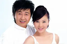 53岁付笛生坐拥北京四合院，和小2岁任静像两代人，儿子成霸总图片