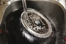 家里炒菜锅底不管多脏多油，用1个口罩，不拆不卸，立马焕然一新图片