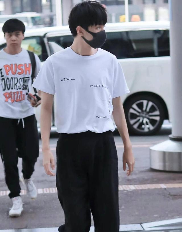 "白t 黑裤"才是春夏季扛把子,简单好驾驭,潮人就喜欢这格调