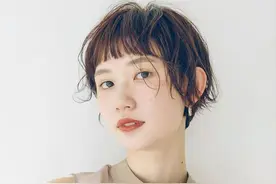 “治愈系”精灵短卷发有多美？看这9款发型就知道，甜酷飒不显老图片