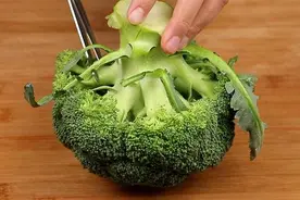 炒西兰花，记住不要焯水和直接炒，教你一招，脆嫩入味，营养解馋图片