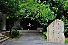 《滕王阁序》中的典故：屈贾谊于长沙，窜梁鸿于海曲图片