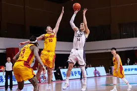 太悲催！CBA顶薪状元又报销，四年大伤三次，曾痛哭连累郭士强图片