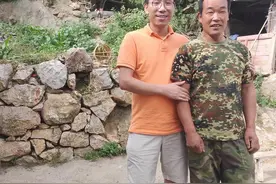 1997年，少年逃离煤矿得10元救命钱，22年后找到好大哥放下1000元图片