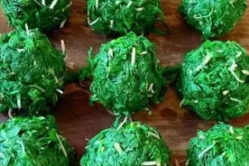 4月，遇到这菜别手软，一次多囤点，焯水后放冰箱，包饺子特香！图片