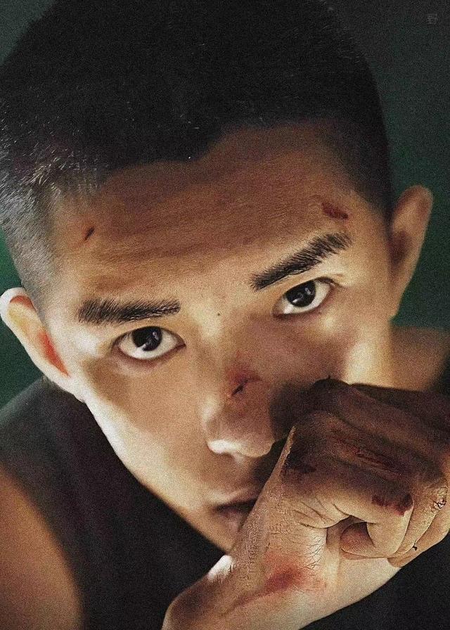 易烊千玺主演票房破100亿!是首位00后百亿影人,网友:实力演员