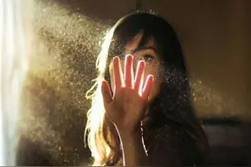 王菲、陈奕迅都唱她的歌，抗癌9年的孤勇者，终于火了图片