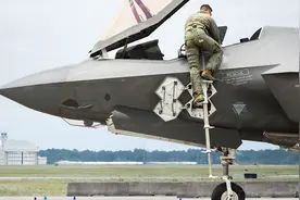 F35自带登机梯，细节曝光，不能自动收放是鸡肋？图片