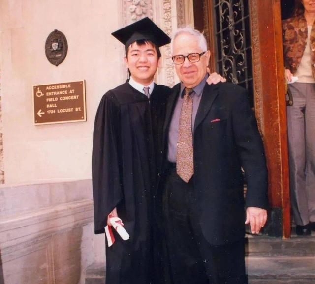 郎朗：3岁学钢琴，17岁成名，同刘亦菲传过绯闻，终娶小12岁娇妻