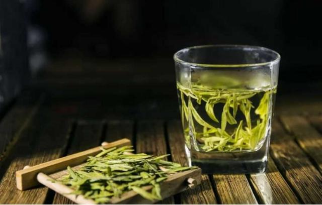 七月“苦夏”，大鱼大肉靠边站，这4杯茶“金不换”，消暑又养人