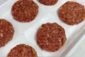 鲜嫩多汁的牛肉饼，不管是吃汉堡，还是炒散卷饼都方便，太香了图片