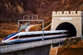 我国用3年耗资584亿，挖空长城地下102米，建成世界最深高铁站！图片