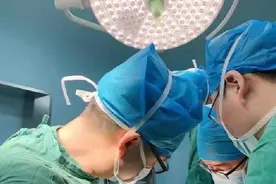 还把痛风当小事？有人因此双手酷似“生姜”，手术取出一盘“石头”图片