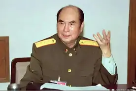 1979年，43军归途中被越军咬住，张万年连开三枪：杀他个回马枪图片