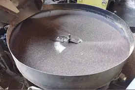 农民自己为什么就喜欢吃榨的菜籽油呢？来让你们看看如何榨油图片