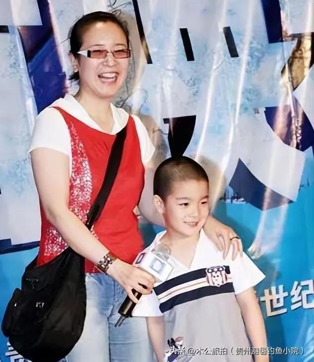 她是国家一级演员，多次给坐轮椅老公戴绿帽，如今儿子也是演员，