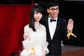 范明女儿长得真漂亮！穿一袭白裙随父亲走红毯，和爸爸有同款脸型图片