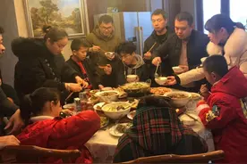 “女人吃饭不上桌”到底是封建残余还是良好的家风？图片