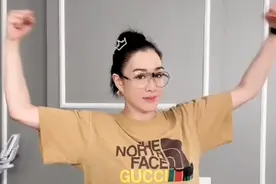 51岁钟丽缇近照变化大，穿运动装展示瘦身成果，手臂肌肉好优越图片