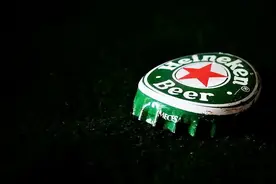 原来啤酒瓶盖上有个"小玄机"，用手就能拧开，省事又省力图片