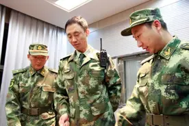 警察卧底做黑帮老大，上电视后被妻嘲笑，儿子：不想做你这种军人图片