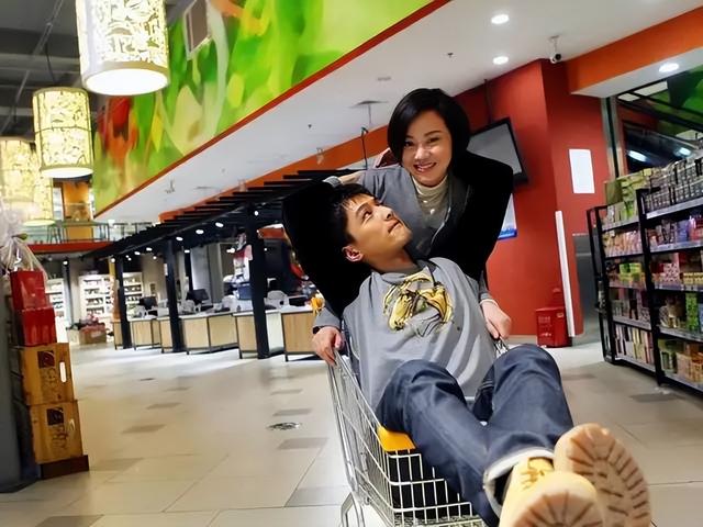 演员王玮(跑龙套10年,"拍拖"胡歌被吐槽,51岁的她是中国最被低估的