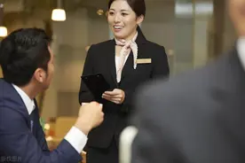 饭局上领导说“随便点几道菜”，你别说“看菜单”，高情商这样做图片