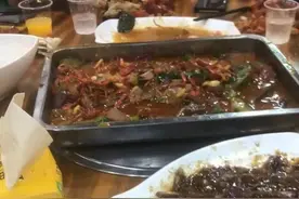 6个小伙一个月偷了80斤小龙虾！开车去再找饭店加工，还发朋友圈图片