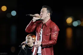 曾一首歌赚2亿，在黄家驹墓前K歌被封杀，最终开劳斯莱斯跑出租图片