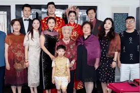 张常宁13口全家福！50岁妈妈美似“关之琳”，1米7大嫂身材好图片