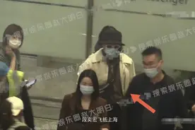 段奕宏携日籍妻逛街被拍！女方生图精致身材养眼，吃路边摊很恩爱图片