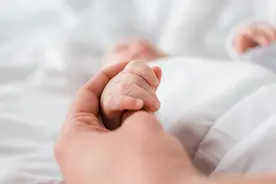 宝宝如果出现这三个表现那就是开始认出妈妈啦！图片