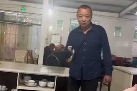 河南：一男子跨桌给女儿夹鸡腿，夹完一个又一个，让人羡慕不已图片