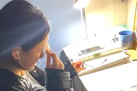 高一女孩凌晨坚持学习，父亲劝慰后却掩面哭泣，网友：别人的孩子图片