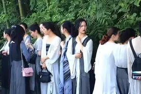 横店群演惊曝：裸奔3000日薪，20万人逐梦，美女泛滥成灾图片
