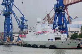 中国海军新舰054B下水，垂发机库没变化，100毫米舰炮也用错了？图片