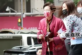61岁庾澄庆安享晚年，3个子女齐聚一堂，47岁妻子忙前忙后图片
