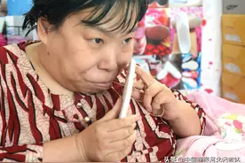 河北顺平：身残志坚 双手绘出多彩人生图片