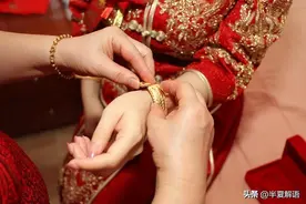 我送婆婆1万手镯，姑姐骂老公要离婚，我收回镯子：找你亲女儿要图片