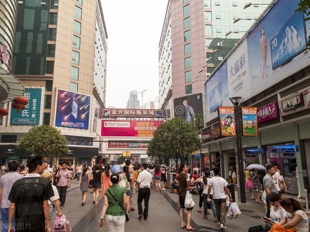 一边在逃离，一边又涌进，成都、四川的错位匹配，谈论购房可行性