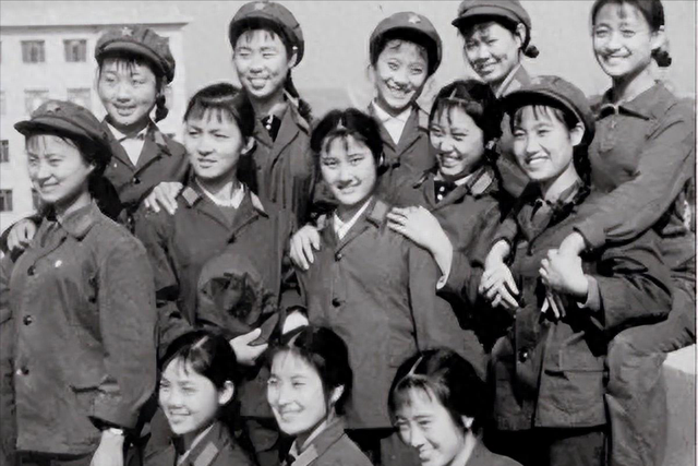 她是主席的妻子，15岁入党，如今依然健在，但很少出现在公众视野