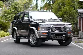 90年代末日产“小旋风”硬派越野车，当时帅，现在看更帅图片