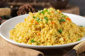 蛋炒饭好吃的做法，这样做米饭粒粒分明，色香味俱全太好吃啦！图片