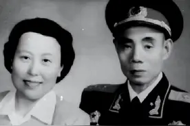 这位开国中将有8个儿子、4个女儿，周总理打趣：你们家是航空母舰图片