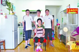 丈夫病逝后，农村妈妈打工摆摊养育三胞胎，仨儿子一个比一个争气图片