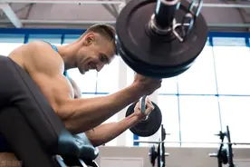 女生为什么要做力量训练？坚持撸铁的女生，曲线有多迷人？图片